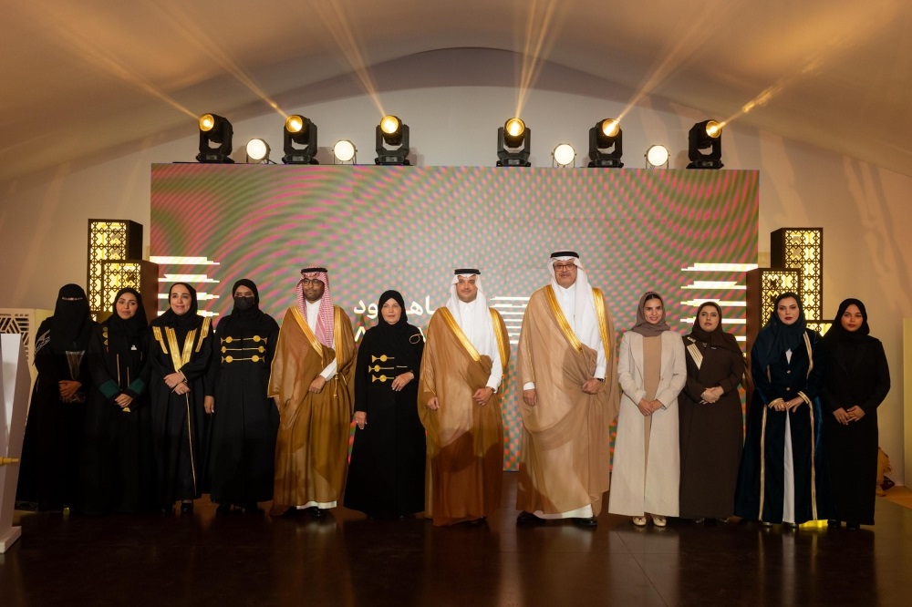 بتقنيات حديثة.. محافظ الأحساء يدشن مصنع حياكة البشوت