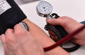 دراسة تكشف سببًا غير متوقع لارتفاع ضغط الدم: اضطراب مواعيد النوم لا مدته