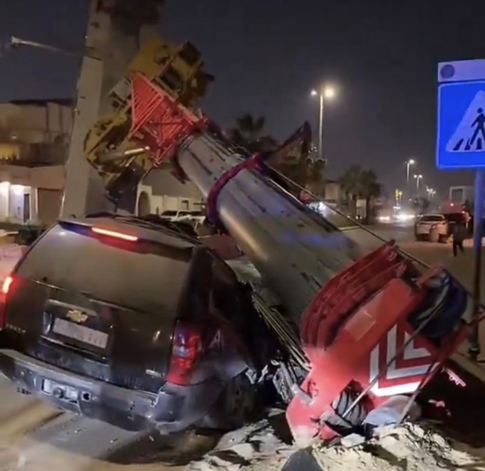 حادث مروّع في حي أحد بالدمام.. سقوط رافعة بناء على مركبة ونجاة السائق