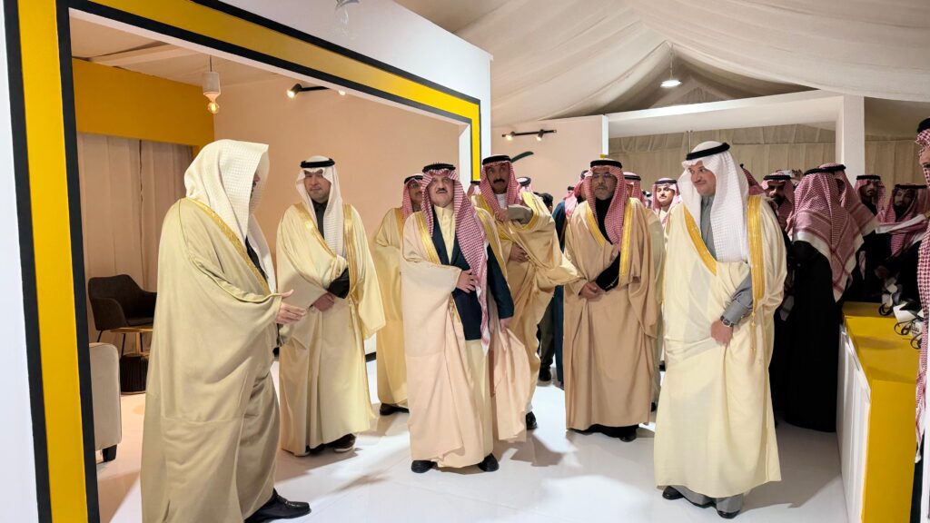 أمير الشرقية يفتتح معرض قبس”سراج وطن” خلال تدشينه مهرجان تمور الأحساء 2026م