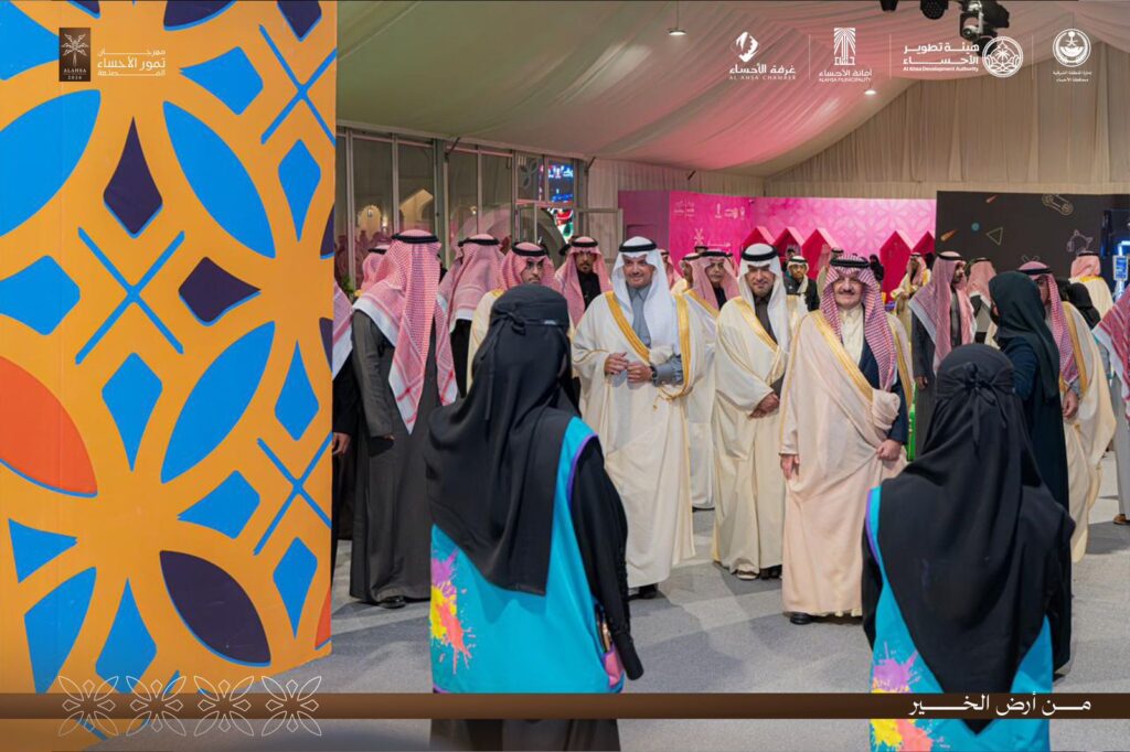 أمير الشرقية يتفقّد برامج خيمة الطفل في مهرجان تمور الأحساء المصنّعة 