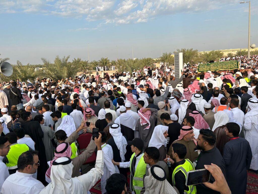 بالصور.. الآلاف يشيّعون السيد علي السلمان.. وهذه مواعيد العزاء في الأحساء والدمام