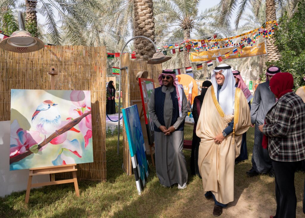 سمو محافظ الأحساء يزور ملتقى “مفن” الفني الدولي