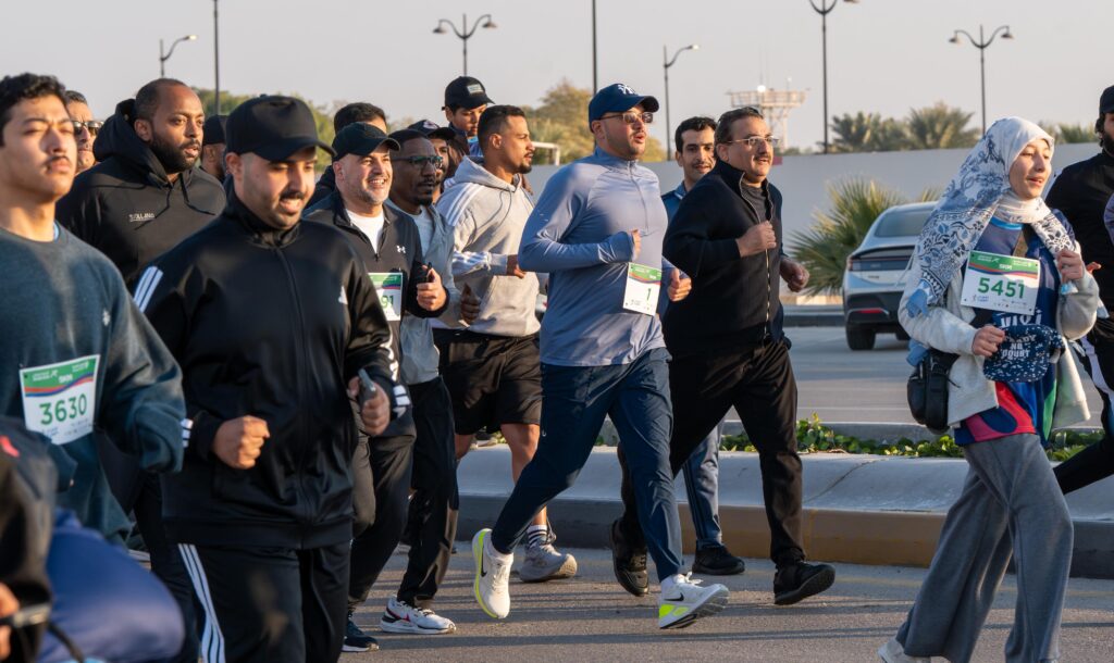 محافظ الأحساء يتقدّم المتسابقين في ماراثون “الحسا تركض 2026” ويتوّج الفائزين