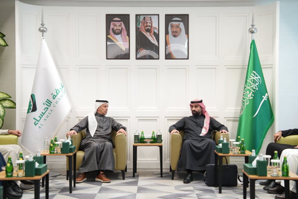 “العفالق” يستقبل نائب رئيس مطارات الدمام لبحث فرص لوجستية وسياحية بالأحساء