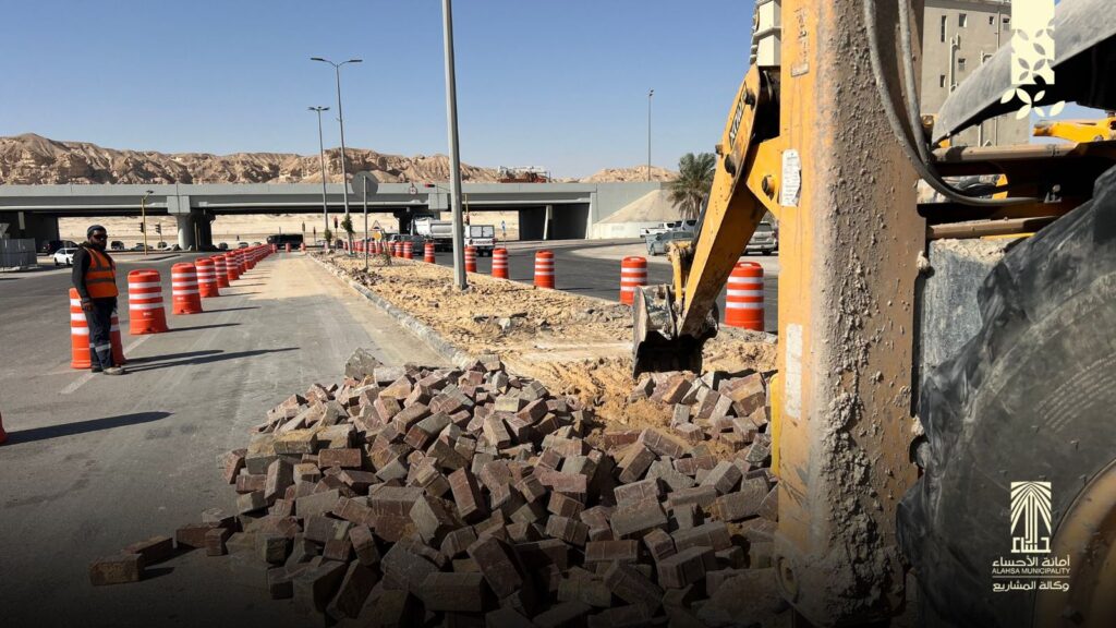 أمانة الأحساء تبدأ صيانة وتطوير طريق العقير