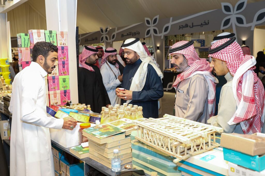  وكيل محافظة الأحساء يزور مهرجان تمور الأحساء المصنّعة