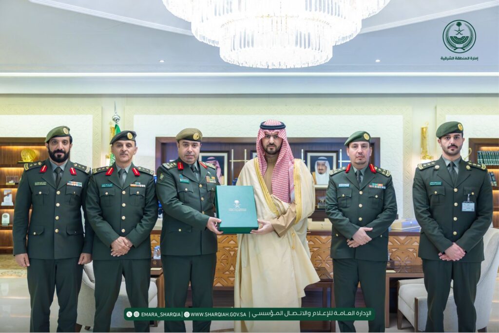 نائب أمير الشرقية يستقبل مدير جوازات المنطقة ويطّلع على التقرير السنوي لعام 2025