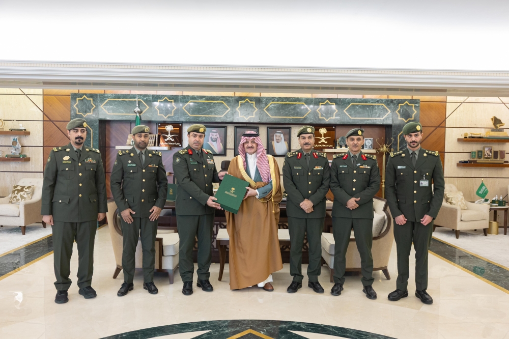 أمير الشرقية يستعرض تقرير منافذ المنطقة خلال استقباله مدير الجوازات