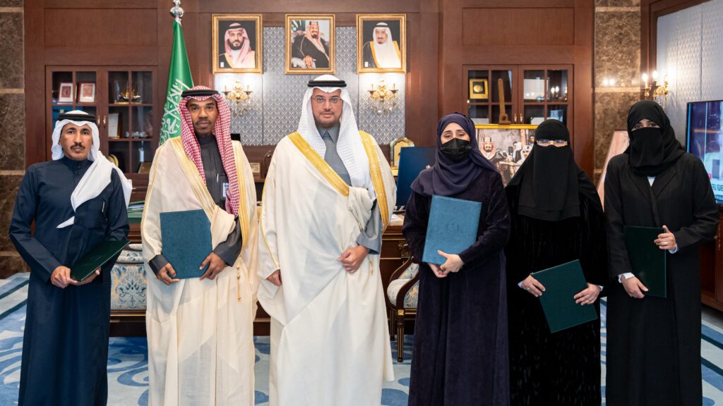 سمو محافظ الأحساء يُكرِّم قادة ومنسوبي التعليم تقديرًا لجهودهم