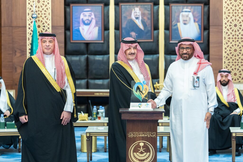 أمير المنطقة الشرقية يكرّم جمعية أرام لرعاية الأيتام بالعيون