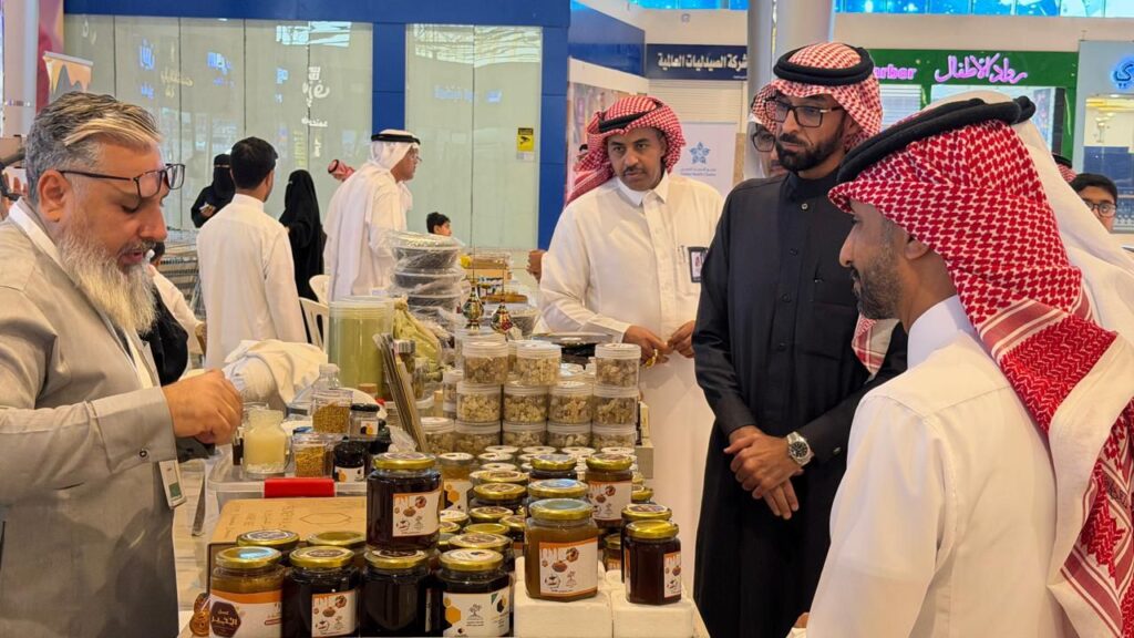 بمشاركة 25 ركنًا و44 نحالًا.. بيئة الشرقية تطلق فعالية العسل والتمر بالأحساء