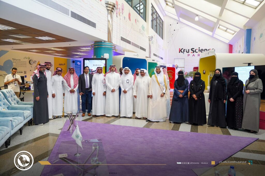 وكيل جامعة الملك فيصل يشهد معسكر “محبي القهوة وريادة الأعمال” 