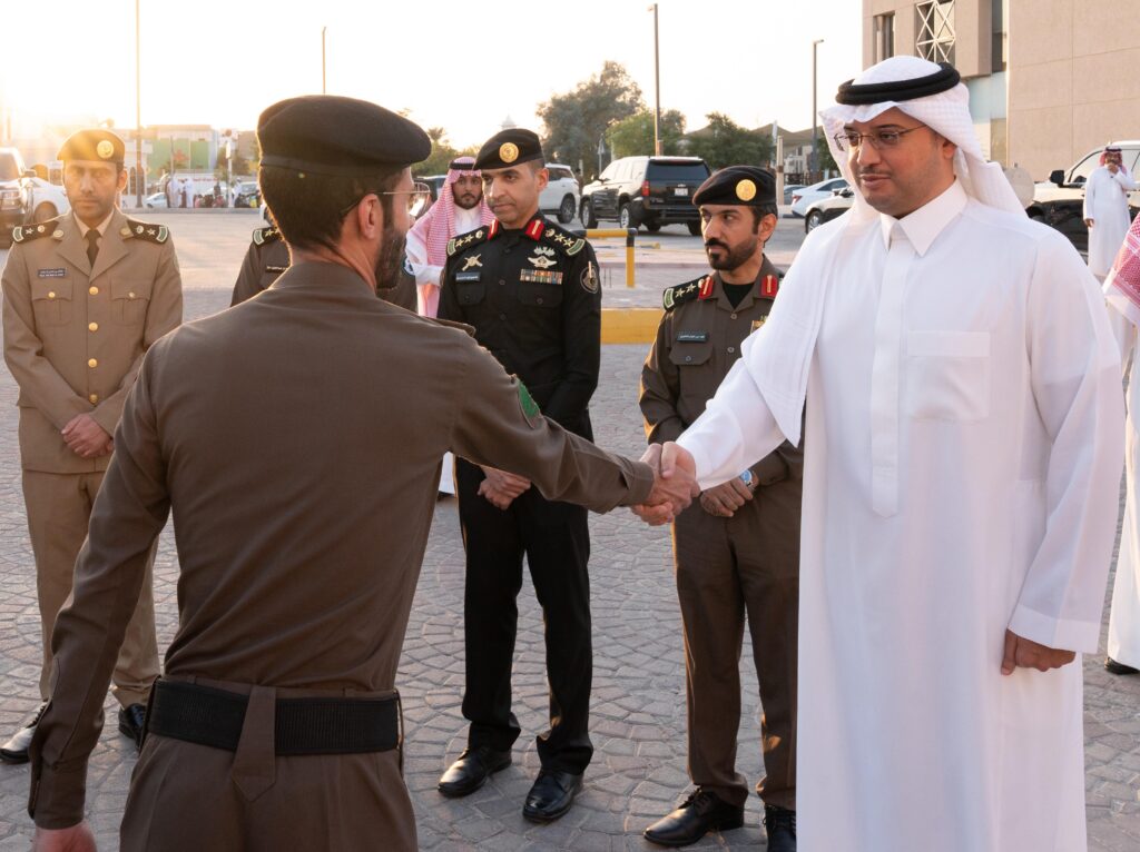 سمو محافظ الأحساء يشارك قيادات القطاعات الأمنية ومنسوبيها الإفطار الرمضاني في الميدان