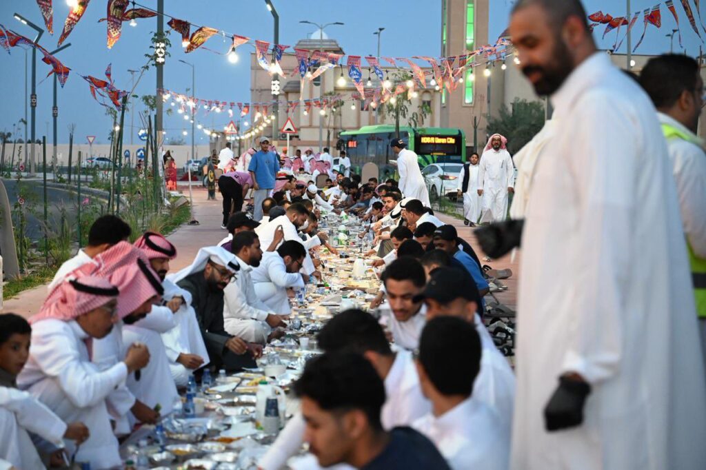 مائدة واحدة وقلب واحد.. إفطار أهالي الجفر يعزز أواصر الأخوة (صور)