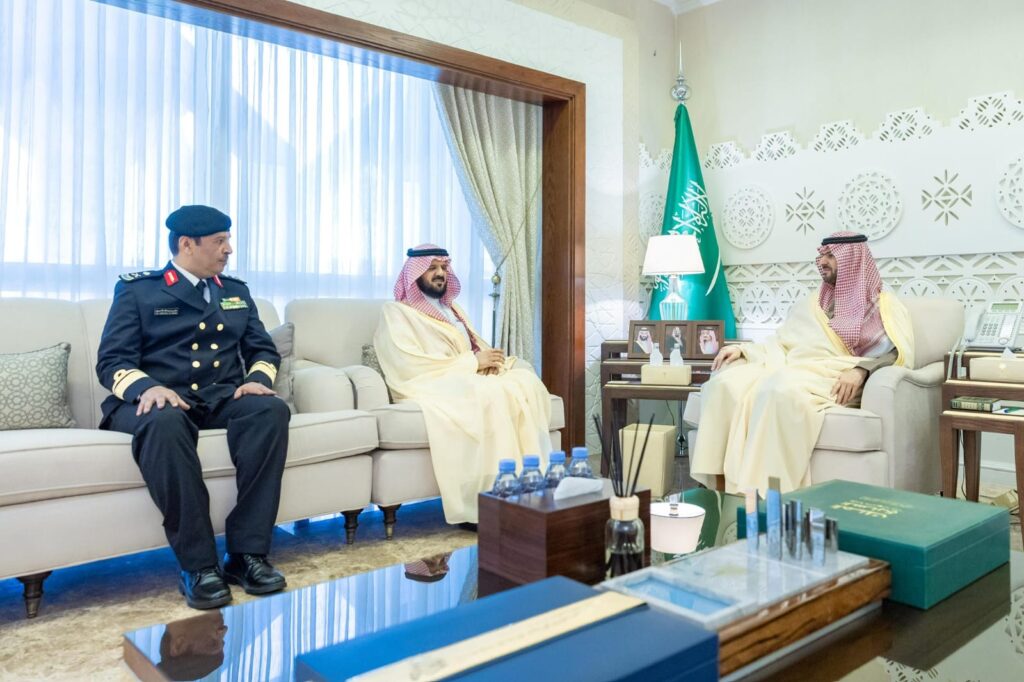 نائب أمير الشرقية يستقبل قائد حرس الحدود اللواء بحري علي الأحمري بالمنطقة