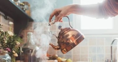 هل الماء الساخن ينقص الوزن ويعالج التهاب الحلق؟.. حقائق علمية جديدة تكشف