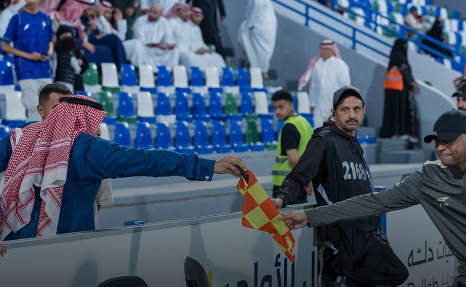 بعدما اكتشف عدم وجود راية مع الحكم المساعد.. كيف أنقذ رئيس لجنة حكام أحياء الأحساء مباراة الفتح والحزم؟