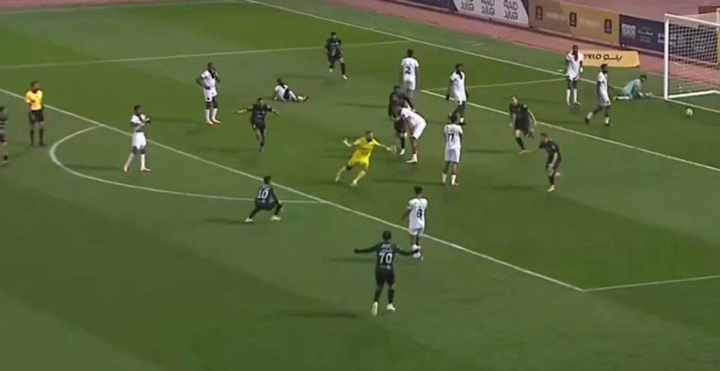 لحظة تاريخية.. حارس الطائي “دغريري” يسجل هدف التعادل في الثواني الأخيرة أمام الرائد