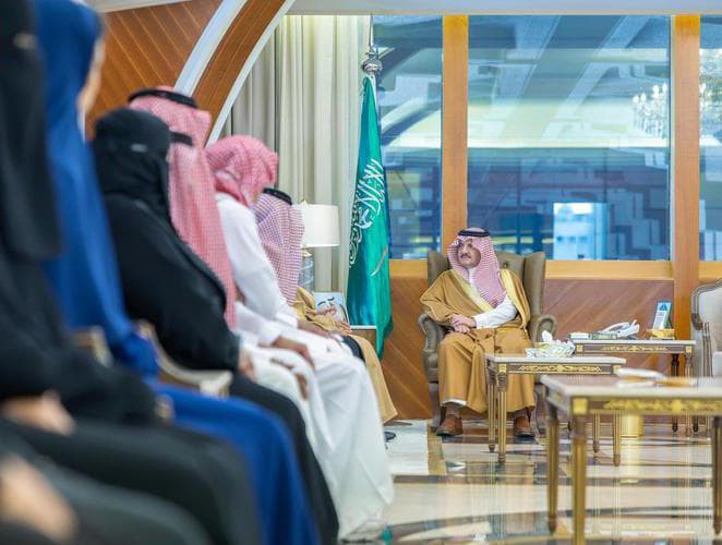 أمير المنطقة الشرقية يطلع على برامج “إخاء”