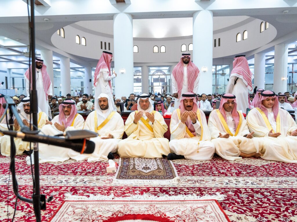 سمو محافظ الأحساء يؤدي صلاة عيد الفطر