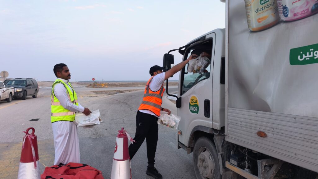 فريق المراح التطوعي ينجز مشروع “إفطار المتجول” ويوزع 6000 وجبة