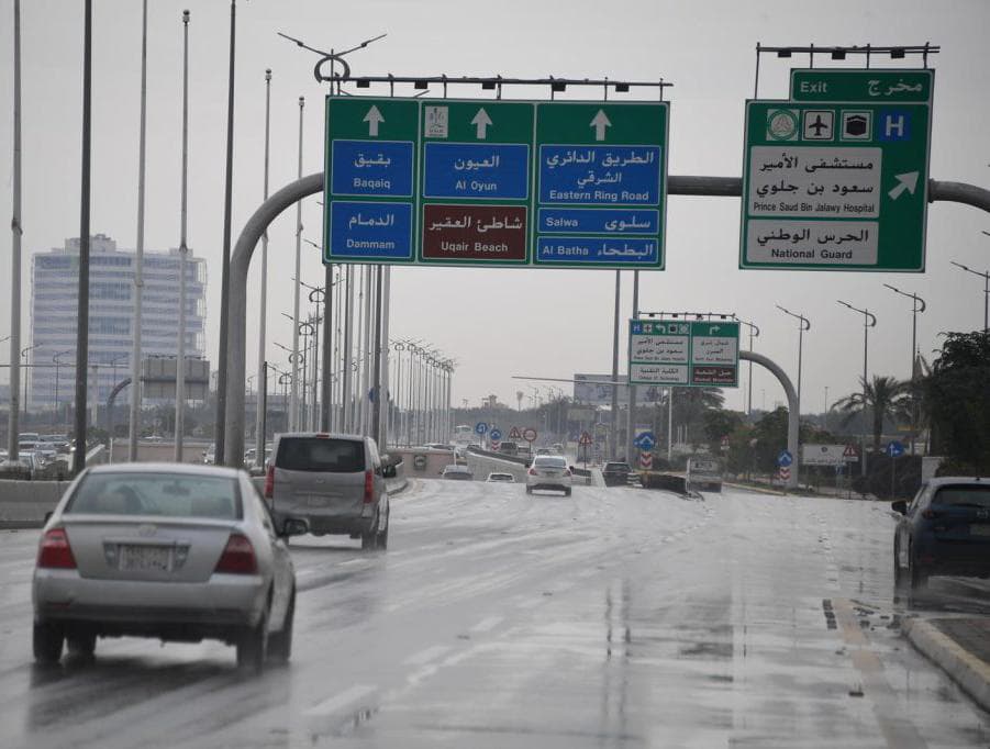 بالصور.. أمطار على محافظة الأحساء