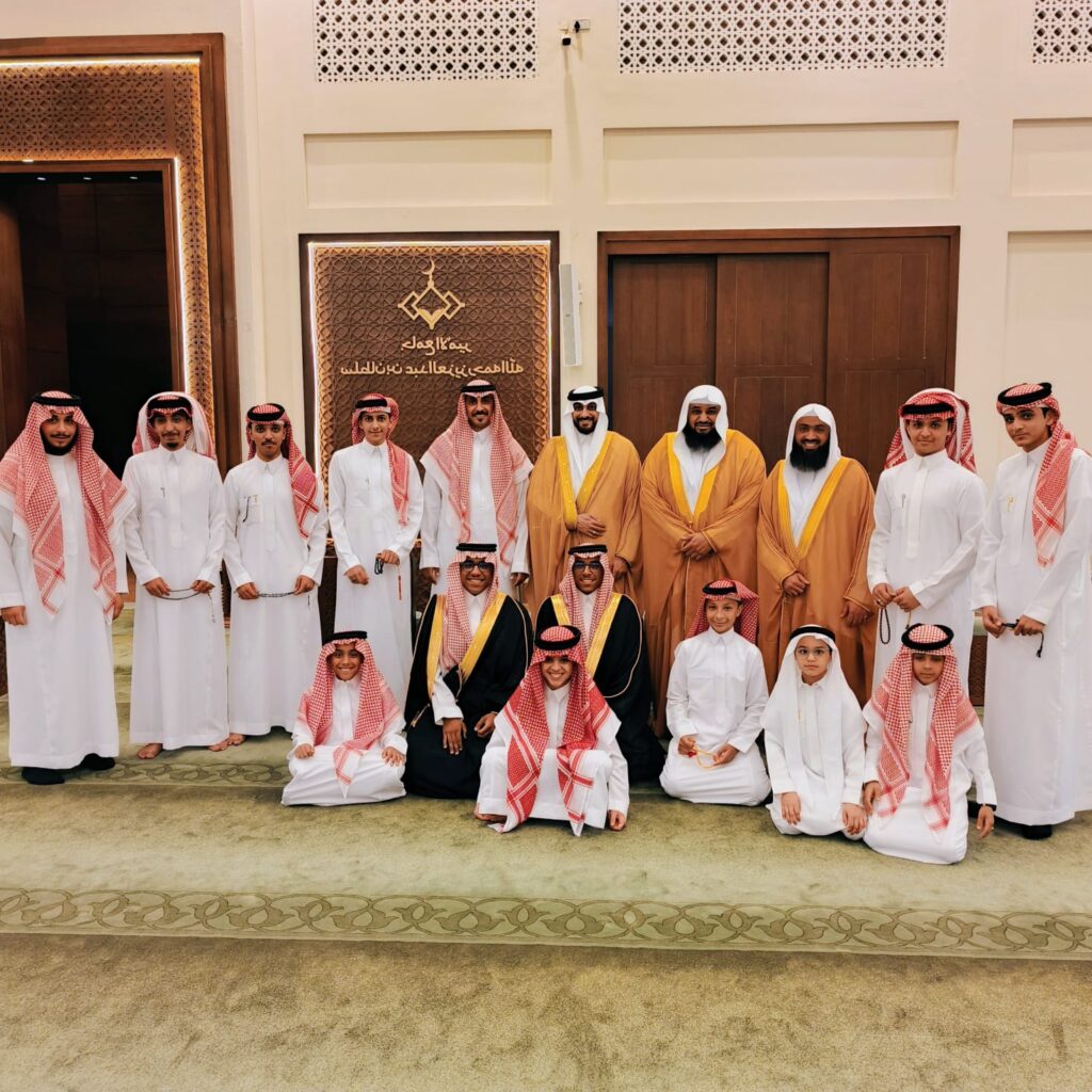 أهالي العيون يؤدون صلاة عيد الفطر في جامع الأمير سلطان وسط أجواء إيمانية