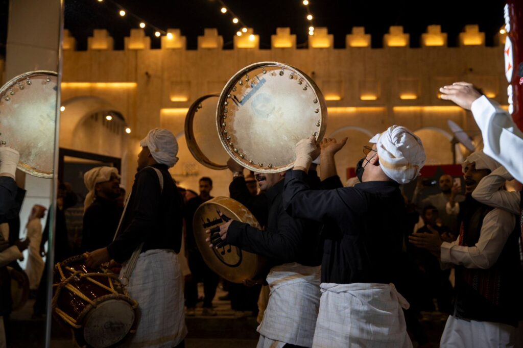 أهازيج القرقيعان تملأ أروقة سوق القيصرية التاريخي بالأحساء