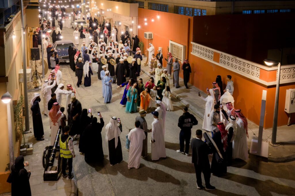 غبقة “ضي القمر” تجمع صناع السينما والثقافة في موقع تصوير مسلسل “الغميضة” بالأحساء