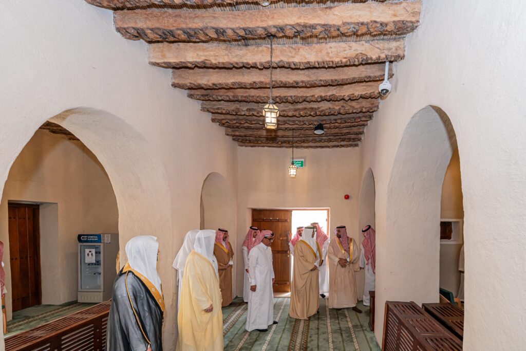  محافظ الأحساء يتفقد مسجد أم زرينيق ضمن مشروع تطوير المساجد التاريخية