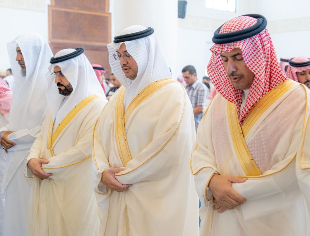 محافظ الأحساء يؤدي صلاة الجمعة بجامع الغنام بالمبرز تعزيزًا للترابط الاجتماعي
