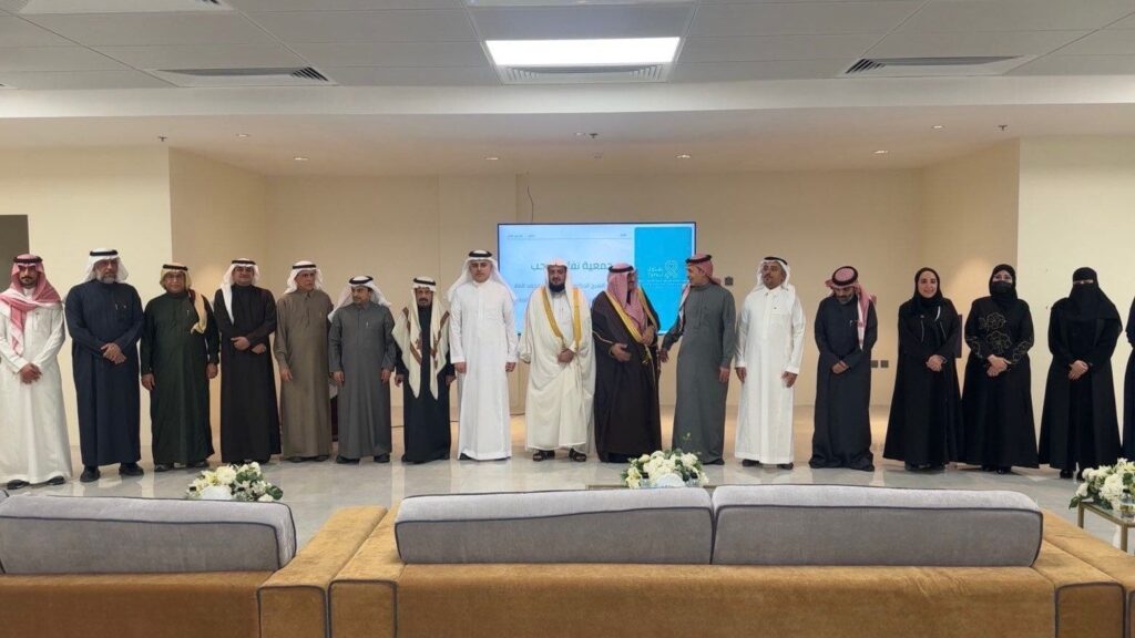 الشيخ الدكتور عبدالإله الملا وقيادات الأحساء يطّلعون على برامج جمعية مكافحة السرطان الخيرية