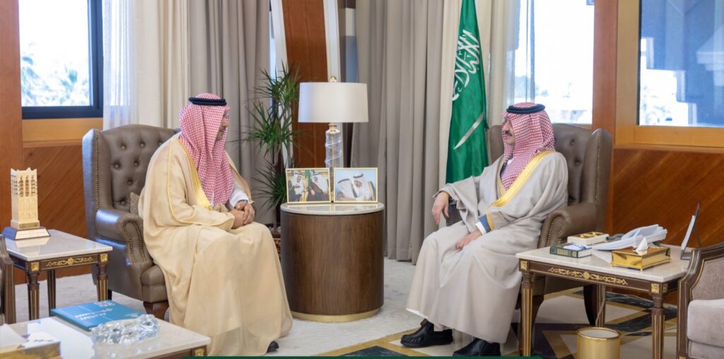 أمير الشرقية يتسلّم التقرير السنوي لمستشفى قوى الأمن بالدمام لعام 2025