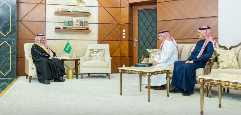 أمير الشرقية يطّلع على التقرير السنوي لجمعية الثقافة والفنون بالدمام لعام 2025