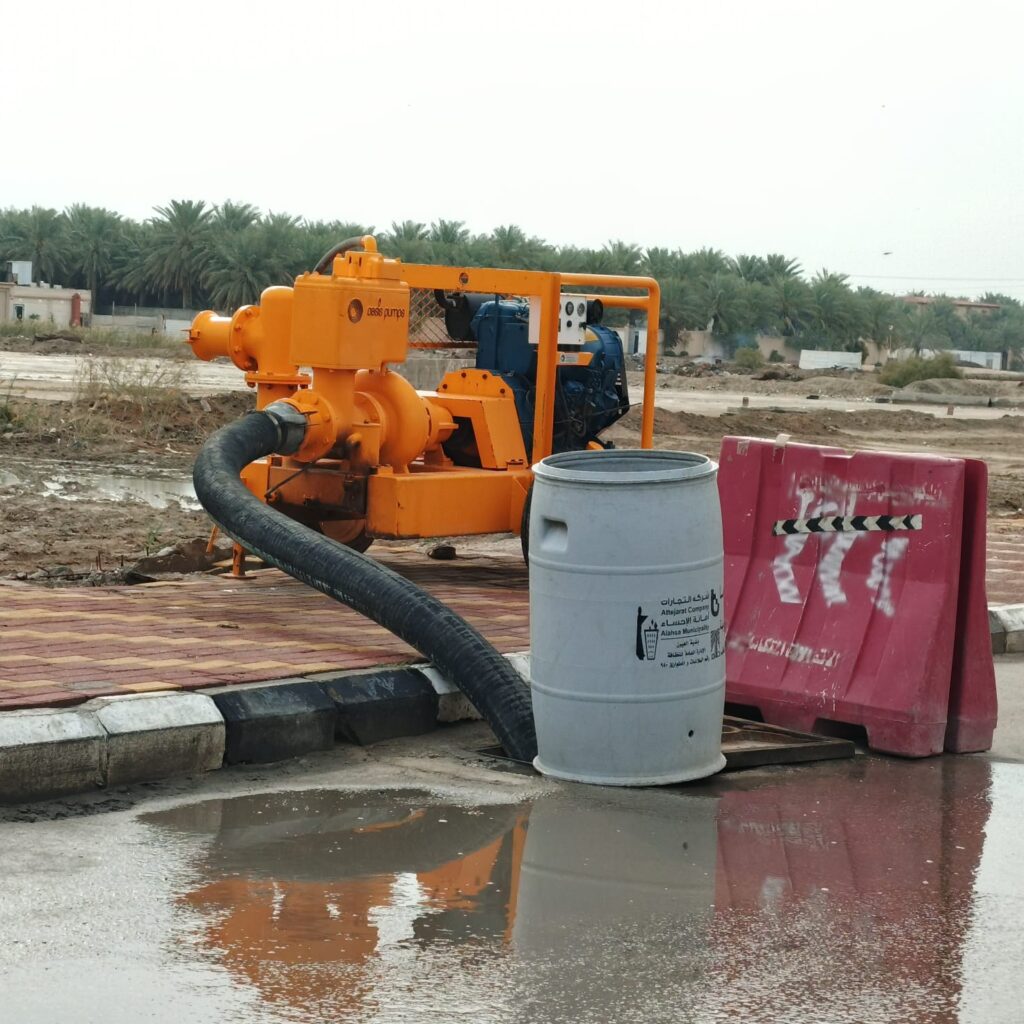 بالصور.. بلدية العيون تكثّف جهودها لمواجهة الأمطار وتوزّع مضخات لشفط تجمعات المياه