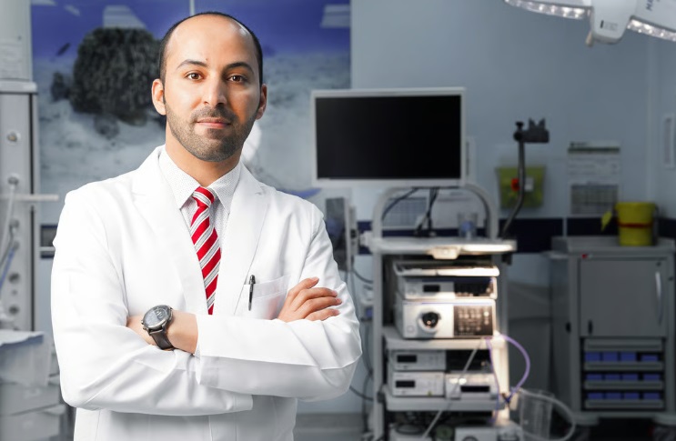 استشاري باطنة يحذر من إهمال السحور أو تقديمه.. ويؤكد: وجبة متوازنة تحميك من الإجهاد