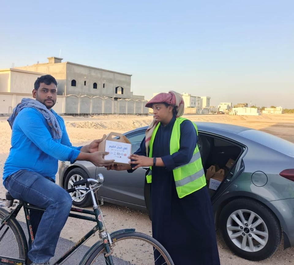 بالصور.. تحالف الجمعيات بالعيون يجهز 100 وجبة يوميًا لإفطار الصائمين