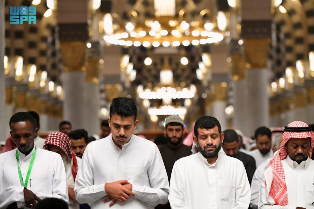 وسط السكينة والطمأنينة.. جموع المصلين يشهدون ختم القرآن الكريم في المسجد النبوي