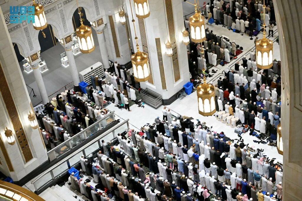 قاصدو المسجد الحرام يشهدون ختم القرآن الكريم ليلة 29 من شهر رمضان