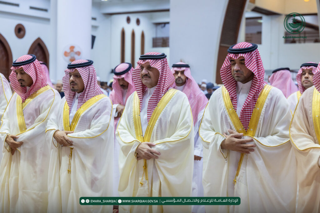 أمير الشرقية يؤدي صلاة عيد الفطر مع جموع المصلين في الدمام