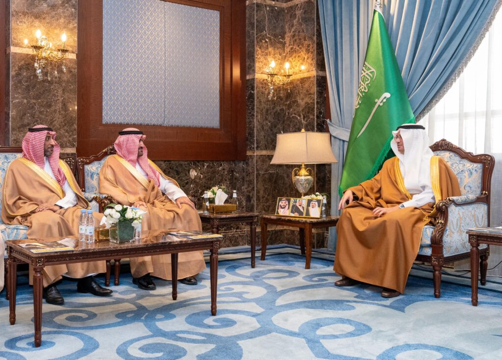 محافظ الأحساء يستقبل نائب وزير الرياضة ويستعرض تطوير القطاع الرياضي