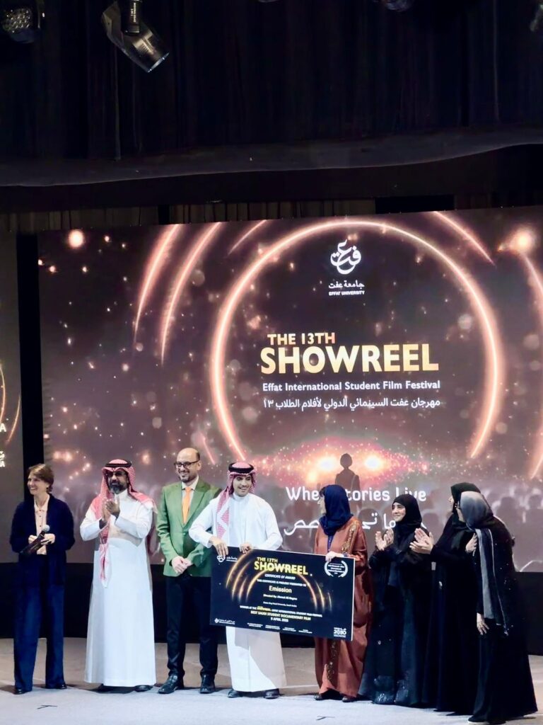 جامعة الملك فيصل تحتفي بإنجاز طالبها أحمد بوناجمة وفوز فيلم “انبعاث” في مهرجان دولي