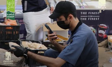 ضبط مستودع غذائي مخالف للأنظمة في الأحساء