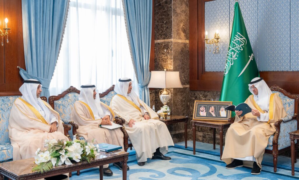 سمو محافظ الأحساء يطّلع على التقرير السنوي لغرفة الأحساء 2025م