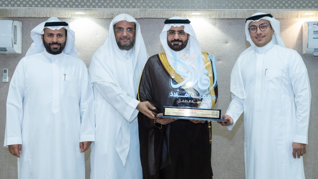  وكيل محافظة الأحساء يكرّم مركز “شمل” بالمحافظة التابع لجمعية أفلاذ 