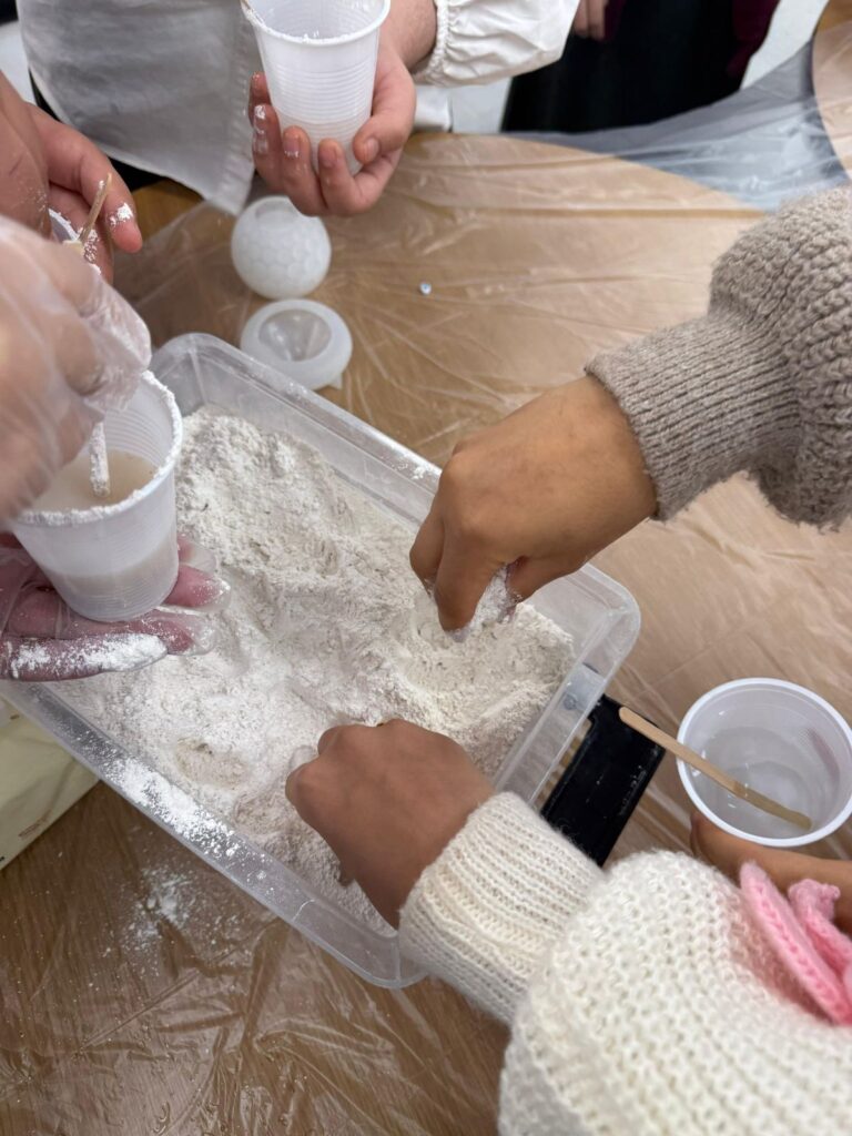 ورشة “فنّ الجبس” تعزّز الإبداع الفني لدى طالبات نادي الرائدة الأسرية بالمبرز