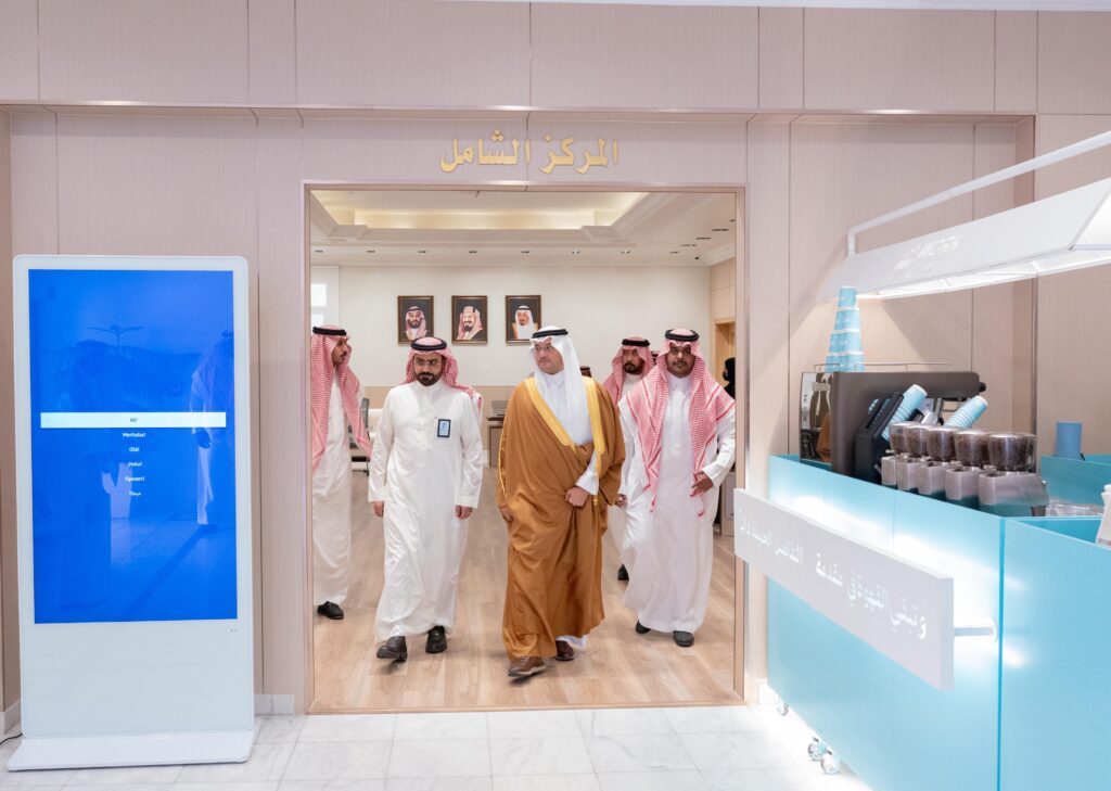 محافظ الأحساء يقود تحولًا نوعيًا في المركز الشامل للارتقاء بجودة الخدمات