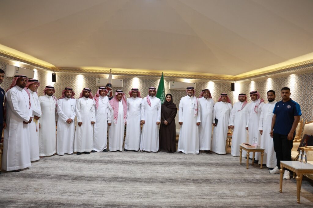 وكيل وزارة الرياضة يزور نادي العدالة ويؤكد دعم الأندية