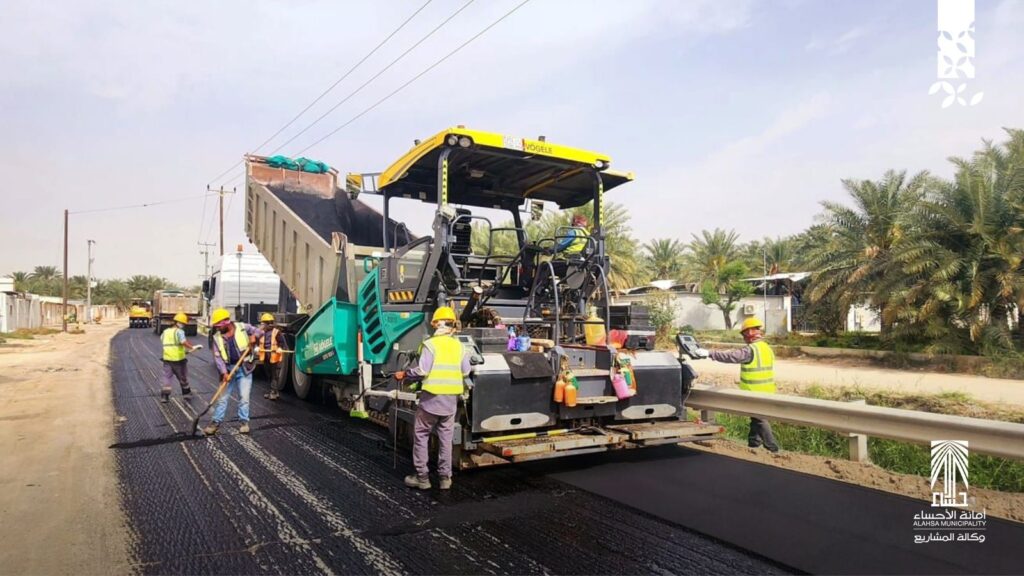 بدء أعمال تطوير الطريق الرابط بين العقير والطرف لتعزيز الحركة في الأحساء